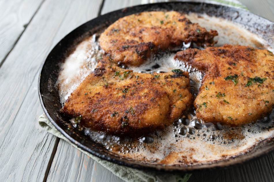 Praznični svinjski kotleti - tajna je u pohovanju! Ovaj recept će vas oduševiti, pretvarajući vaše glavno jelo u pravu prazničnu poslasticu.