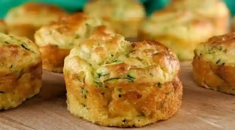 1 tikvica 2 jajeta 60 ml mleka 100 g brašna 2 kašike maslinovog ulja 2 kašike griza 1 kašika praška za pecivo 50 g parmezana biber Priprema: Tikvice izrendajte, a jaja umutite. Pomešajte sve sastojke i dobro sjedinite. Kalup za mafine premažite puterom, pa sipajte dobijenu smesu. Pecite na 180°C nekih 15-20 minuta.