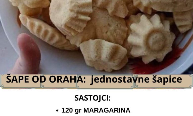 Sastojci: 12 dkg MARAGARINA 12 dkg ŠEĆERA 12 dkg ORASA 30 dkg BRAŠNA 1 PRAŠAK ZA PECIVO 1 JAJE 2 VANILIN ŠEĆERA MLIJEKA PO POTREBI Priprema: Šećer, jaje i mast pjenasto izmješaj. Nakon toga dodaj ostale sastojke. Puniti kalupe, ne do kraja, jer se šape malo dignu prilikom pečenja. Poslije pečenja još vruče uvaljati šape u štaub šećer. Izvor:https://info-teme.blogspot.com/