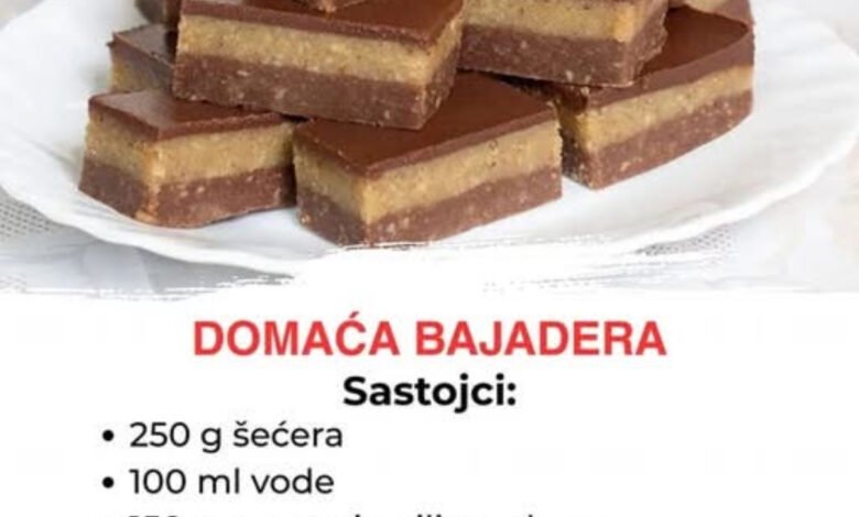 Umuti jaja sa šećerom i vanilin šećerom, dodaj ostale sastojke i peći biskvit 25 minuta na 180°C. Skuhaj puding, ohladi, pa sjedini s umućenim maslacem i čokoladom. Premaži preko biskvita i po želji ukrasi sjeckanim orasima ili rendanom čokoladom.