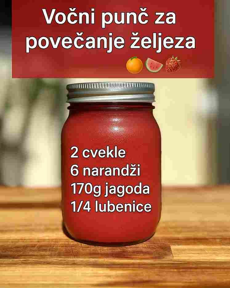 Nedostatak gvožđa može dovesti do umora, slabosti i pada energije, a jedan od najboljih načina da prirodno podržimo tijelo jeste kroz svježe voćne sokove. Ovaj voćni punč od samo četiri sastojka obiluje vitaminima i mineralima, a posebno pomaže u poboljšanju nivoa gvožđa u krvi. Osim što je zdrav, ovaj sok je i nevjerovatno ukusan. Lubenica ublažava intenzivan okus cikle, dok narandža i jagode daju osvježavajuću notu. Rezultat je savršeno balansiran napitak koji će voljeti i odrasli i djeca. 🍹 Sastojci: ✅ 2 narandže 🍊 ✅ 2 kriške lubenice 🍉 ✅ 1 manja cikla (korijen) 🥕 ✅ 1 šaka svježih jagoda 🍓 🥤 Priprema: 1️⃣ Operite sve sastojke i narežite ih na manje komade. 2️⃣ Iscijedite narandže, a lubenicu, ciklu i jagode stavite u blender ili sokovnik. 3️⃣ Pomiješajte sve zajedno dok ne dobijete glatki sok. 4️⃣ Poslužite svježe ohlađeno za najbolji ukus. ℹ️ Napomena: Ovaj recept daje oko 1 galon (3,7 L) svježeg soka, koji se može čuvati do 72 sata u frižideru ili zamrznuti do 30 dana. ✨ Voćni punč nije samo ukusan napitak, već i prirodan način da tijelu pružite energiju i podržite zdrave nivoe gvožđa. Hoćeš li probati ovaj moćni sok? 🍓🍊