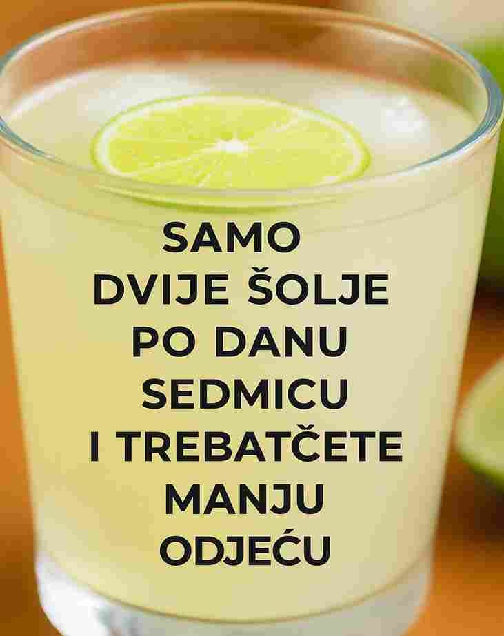 Ako ti je stomak težak, nadut ili pun gasova, ova jednostavna mješavina može postati odlična pomoć za probavu. Nije “čudotvorni napitak” za mršavljenje, ali može pomoći da se osjećaš lakše, smanji nadutost i podrži metabolizam kada se kombinuje sa zdravijom ishranom i svakodnevnim kretanjem. 🌿 O čemu se radi u ovoj mješavini? To je jednostavno topla voda sa svježe cijeđenim limunovim sokom — klasičan bakin recept koji se godinama koristi da: Aktivira probavni sistem ujutro Pospješi izbacivanje zadržane tečnosti Pruži vitamin C i antioksidanse Topla voda nježno “budi” crijeva, dok limun daje blagu kiselost koja stimuliše želudačne sokove i podržava rad jetre. 🧾 Sastojci (za jednu čašu) 1 čaša tople vode (oko 250 ml) Treba da bude topla, ali ne vrela, da bude prijatna za piće. Sok 1 velikog limuna ili 2 mala, svježe iscijeđen Opcionalno (ako dobro podnosiš): 1 kašičica čistog meda za blaži ukus 2–3 tanke kriške svježeg đumbira za dodatni digestivni efekat Izbjegavaj zaslađivanje šećerom ili umjetnim sirupima — smanjuju koristi. 👩‍🍳 Priprema — korak po korak 1. Zagrij vodu Ugrij vodu dok ne postane prijatno topla. Ne smije proključati. 2. Iscijedi limun Operi limun, prepolovi ga i iscijedi neposredno prije konzumacije da zadrži vitamin C. Po želji procijedi sok. 3. Pomiješaj i prilagodi ukus Dodaj sok u toplu vodu: Ako je prejako, dodaj još vode. Ako želiš blaži okus, dodaj kašičicu meda. 4. Dodaj đumbir (opcionalno) Ubaci kriške đumbira i ostavi 3–5 minuta da otpusti svoje korisne sastojke. 5. Popij odmah Najbolje je piti dok je još toplo. 🕒 Preporučena konzumacija 1 čaša na prazan stomak Pij ujutro prije doručka i sačekaj 15–20 minuta prije jela. Pomaže da probava “krene” i hidrira tijelo nakon sna. 1 čaša navečer Popij 30–40 minuta prije spavanja. Može olakšati probavu večere i smanjiti osjećaj težine u stomaku. 🔁 Predložena rutina 7 dana zaredom, 2 čaše dnevno 3 dana pauze Ako ti odgovara, ponovi još jednu sedmicu Svako tijelo je drugačije — slušaj svoje reakcije. ✅ Moguće koristi redovne upotrebe Kada se kombinuje sa zdravijom ishranom i fizičkom aktivnošću, ova mješavina može pomoći: Lakšem osjećaju u stomaku Poboljšava rad crijeva i smanjuje gasove i nadutost. Boljoj probavi Topla voda i limun stimulišu želudačne sokove. Postepenom gubitku masnoće Ne topi masnoću direktno, ali pomaže smanjenju apetita i boljoj hidraciji. Manje zadržavanja vode Limun ima blagi diuretski efekat. Više energije ujutro Mnogi osjećaju bistriju glavu i bolji početak dana. Zdravijoj koži Bolja probava i hidracija pozitivno utiču na izgled kože. ⚠️ Važne mjere opreza Ako imaš gastritis, čir, jak refluks ili probleme sa želucem — konsultuj ljekara. Ne koristi kupovni ili koncentrisani limunov sok — uvijek svježi. Ne dodaj šećer ni umjetne zaslađivače. Ako osjetiš peckanje ili nelagodu, smanji količinu limuna (½ limuna) ili prestani. Ovaj napitak ne zamjenjuje zdravu ishranu, vježbu niti terapiju. 🧠 Savjeti za bolje rezultate Kombinuj ovu rutinu sa: obrocima bogatim voćem, povrćem i nemasnim proteinima, manje pržene hrane, šećera i procesuiranih napitaka, svakodnevnom šetnjom ili omiljenom fizičkom aktivnošću, kvalitetnim snom. Uz ove navike, ova jednostavna, jeftina i prirodna mješavina može postati nježan saveznik za smanjenje nadutosti i lakši osjećaj u tijelu.
