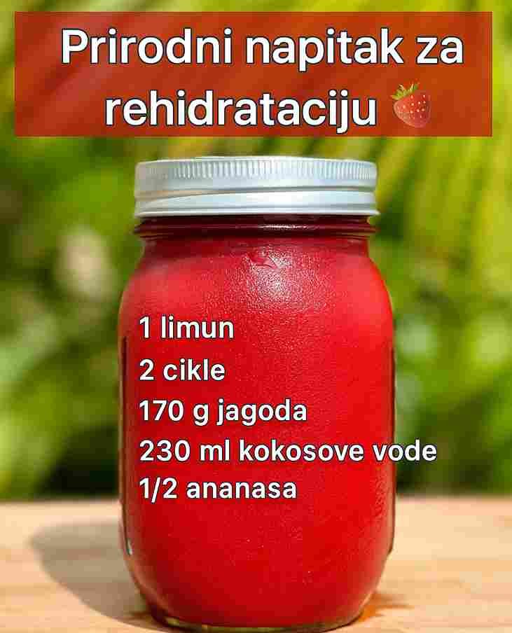 Prirodni sokovi su najbolji način da tijelu pružiš sve što mu je potrebno — energiju, vitamine i svježinu u svakoj čaši! Ova kombinacija kokosa, ananasa i cikle nije samo osvježavajuća, nego i prava vitaminska bomba koja hidrira, obnavlja i jača tvoje tijelo iznutra. 🩷 Ovaj sok je savršen za sve koji žele prirodnu alternativu industrijskim pićima. Cikla pomaže u boljoj cirkulaciji i obnavljanju krvi, kokos pruža hidrataciju i zdrave elektrolite, dok ananas puni organizam vitaminom C i prirodnom energijom. Sve zajedno — savršena ravnoteža okusa i koristi za tvoje zdravlje! 🌿✨ 🌸 Glavne prednosti ovog soka: • 💧 Hidrira tijelo i pomaže u održavanju ravnoteže elektrolita. • ❤️ Poboljšava cirkulaciju krvi i jača srčano zdravlje. • 🌺 Povećava nivo željeza i podržava prirodnu energiju. • 🌞 Poboljšava izgled kože i kose, čineći ih sjajnijima i zdravijima. • 🍍 Jača imunitet zahvaljujući visokom sadržaju vitamina C. • 🥥 Podržava probavu i doprinosi detoksikaciji organizma. 💖 Redovno konzumiranje ovog soka podržava zdravlje kože i kose, pomaže u boljem protoku krvi, jača imunitet i daje dugotrajan osjećaj svježine i vitalnosti. Pij ga ujutro ili poslije treninga i osjeti razliku — jer prirodno tijelo zaslužuje prirodnu brigu. 🥥🍓🍍